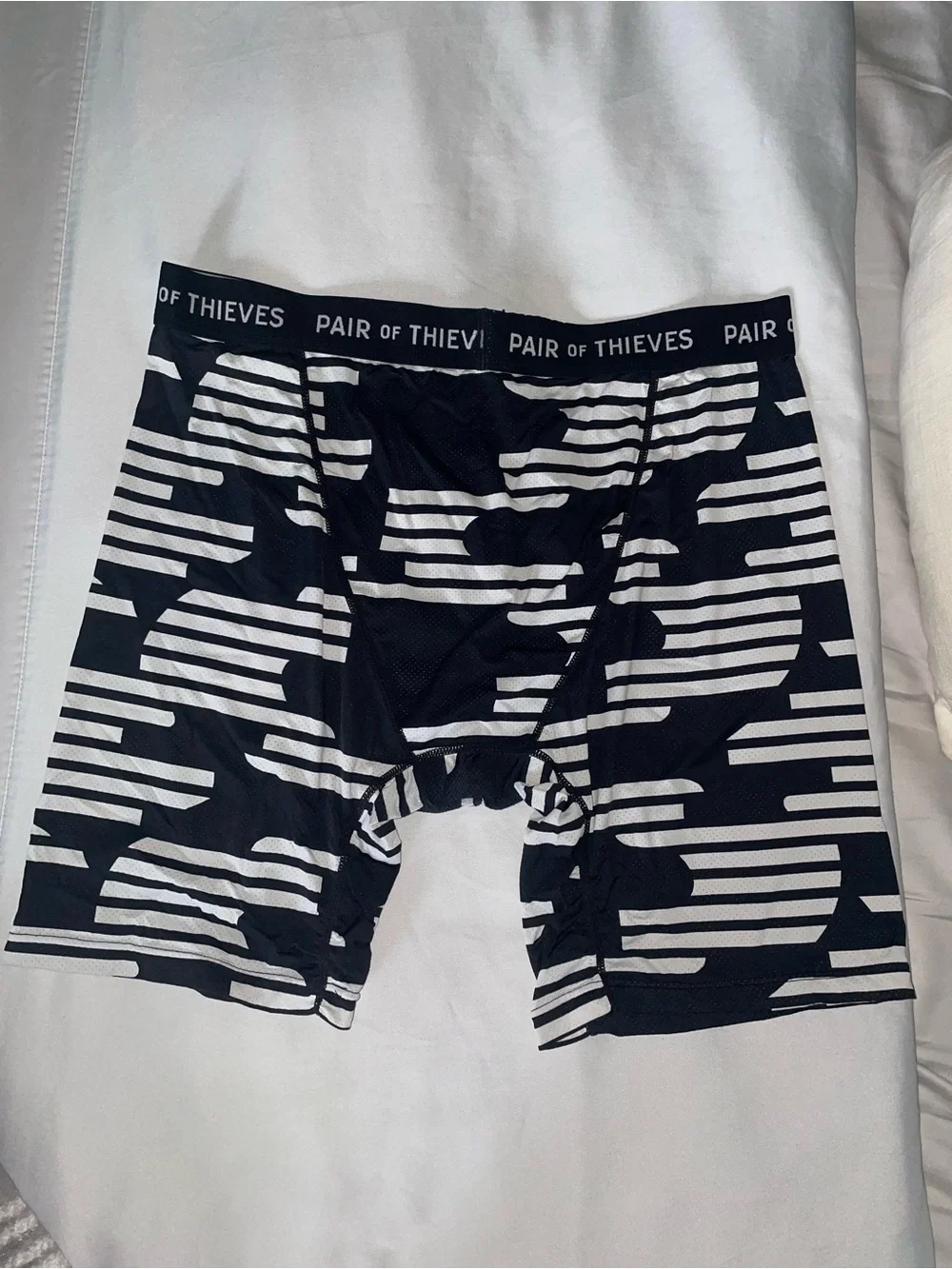Pair of Thieves black white